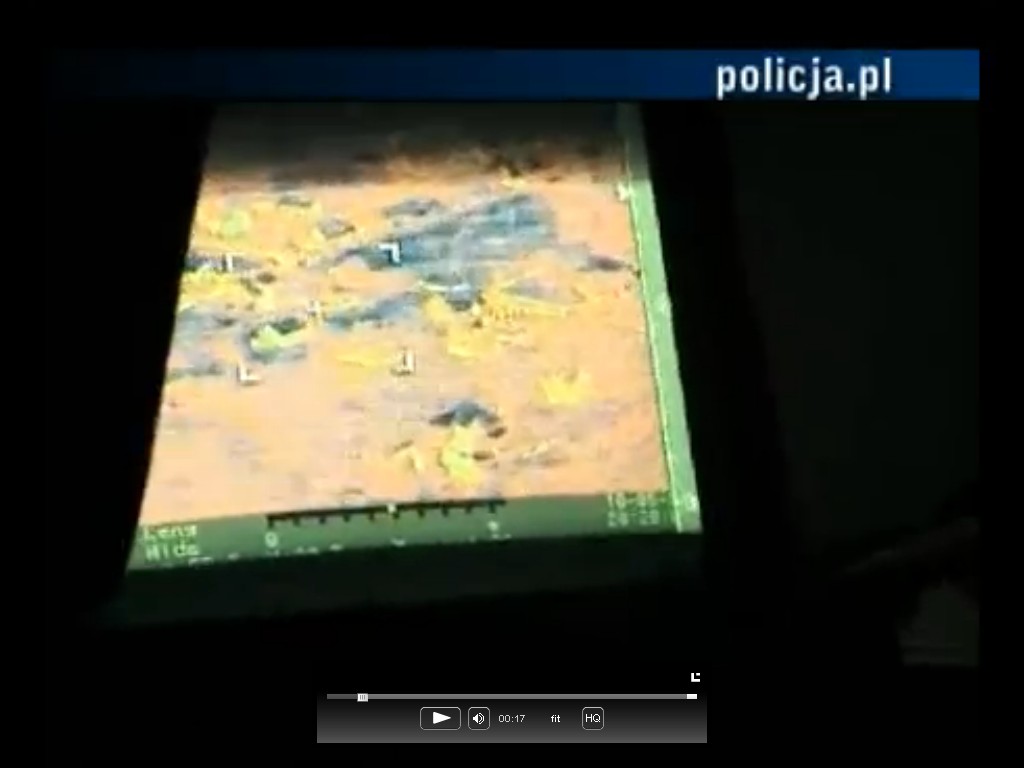 Nocny patrol śmigłowca policyjnego nad zalanymi terenami w Świniarach fot. policja.pl