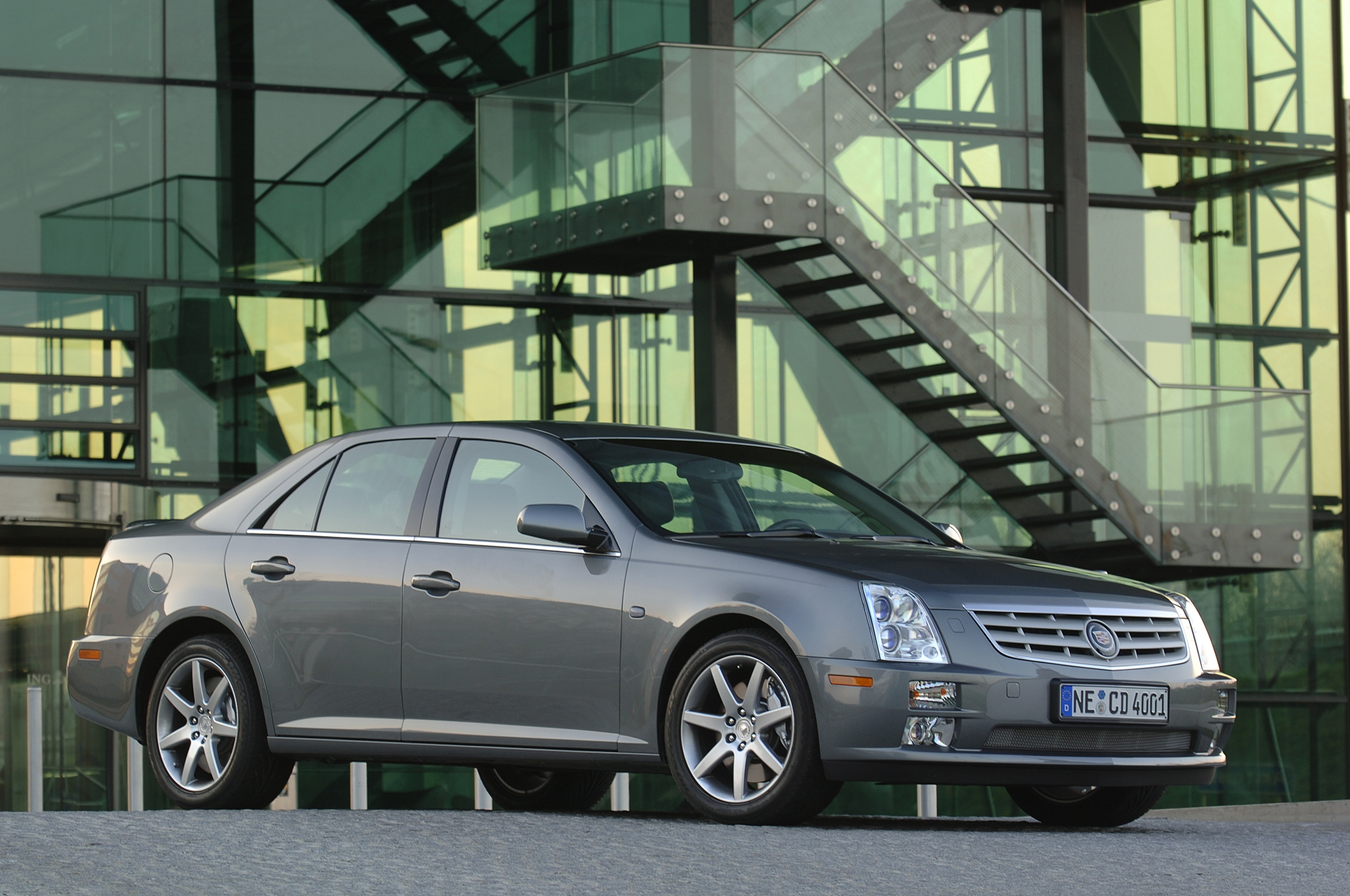 Model STS to flagowe auto Cadillaca. Obecnie sprzedawana wersja ma nową automatyczną skrzynię biegów i opcjonalnie napęd na cztery koła. Cadillac STS fot. Cadillac