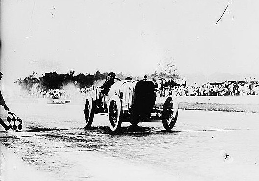 Jules Goux wygrał na Peugeocie wyścig w Indianapolis w 1913 roku