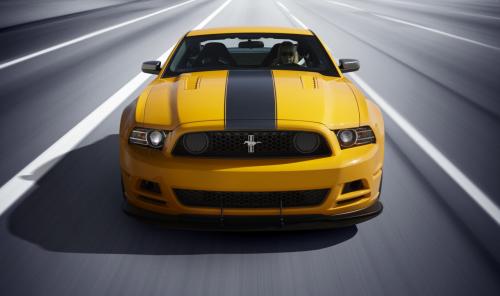 Ford Mustang Boss 302 na pierwszy rzut oka wyróżnia się ciekawym malowaniem. Auto sprzedawane jest w rzucającej się w oczy kombinacji kolorystycznej co podkreśla krzykliwy charakter tego samochodu.