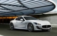 Maserati GranTurismo w wersji Sport- ma przestylizowany przedni zderzak z wlotami doprowadzającymi chłodne powietrze do hamulców i chłodnicy. Z tyłu sportowy charakter auta podkreślają ciemniejsze klosze świateł. We wnętrzu Maserati przestylizowano deskę rozdzielczą oraz zmieniono kształt przednich foteli i tylnej kanapy. Zgodnie z nazwą poprawione zostaną osiągi GranTurismo. Stanie się to możliwe dzięki silnikowi V8 o pojemności 4.7 litra, generującemu moc 460 KM. Maserati GranTurismo w wersji Sport- ma przestylizowany przedni zderzak z wlotami doprowadzającymi chłodne powietrze do hamulców i chłodnicy. Z tyłu sportowy charakter auta podkreślają ciemniejsze klosze świateł. We wnętrzu Maserati przestylizowano deskę rozdzielczą oraz zmieniono kształt przednich foteli i tylnej kanapy. Zgodnie z nazwą poprawione zostaną osiągi GranTurismo. Stanie się to możliwe dzięki silnikowi V8 o pojemności 4.7 litra, generującemu moc 460 KM.