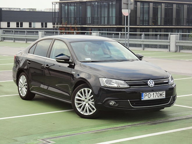Volkswagena Jetta Hybrid z wyglądu różni się od tradycyjnych odmian modelu jedynie detalami.